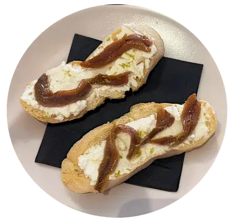 Piatto crostini con acciughe