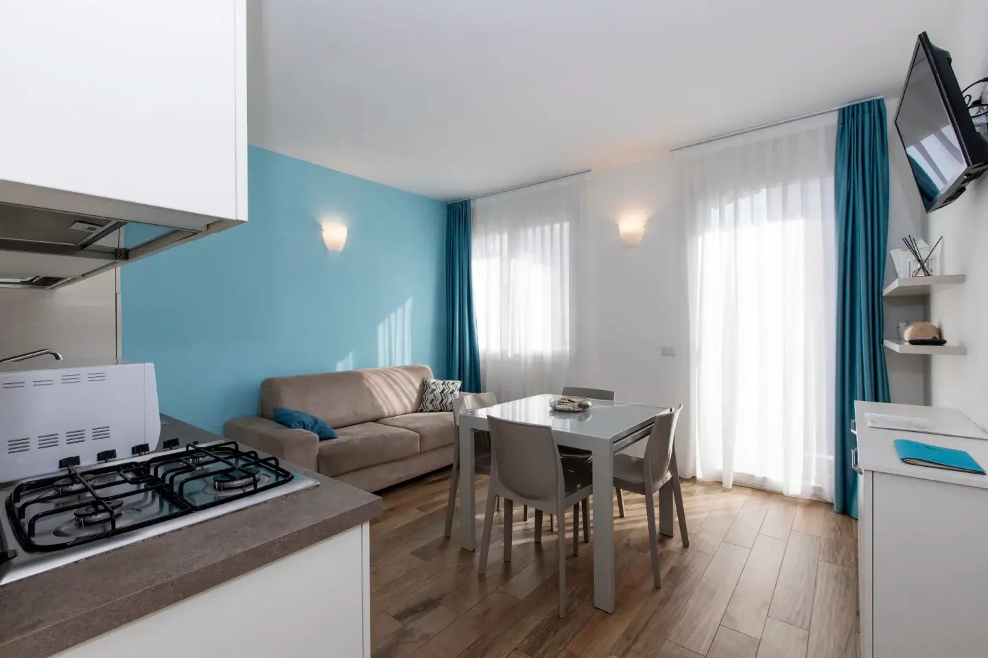 Sala camera con balcone